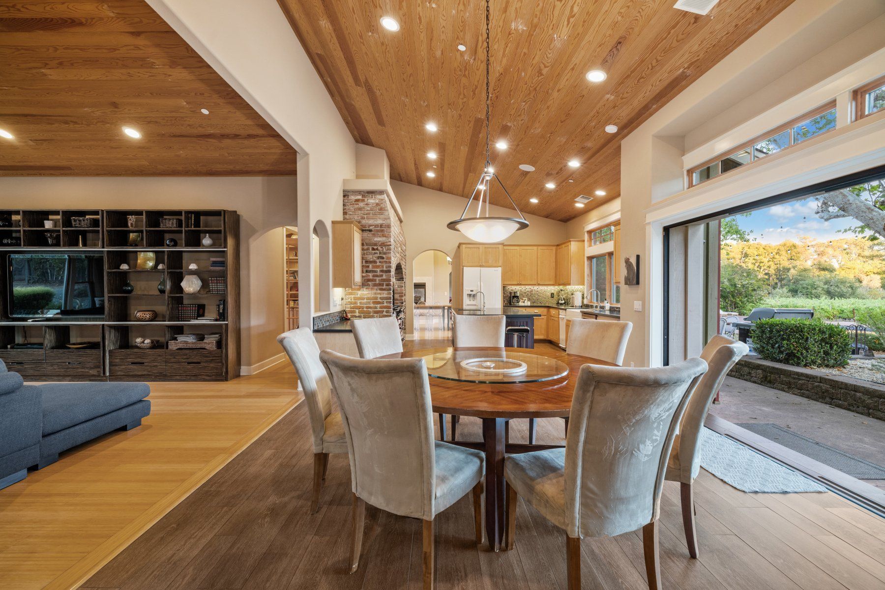 Creekfront eat-in kitchen breakfast nook